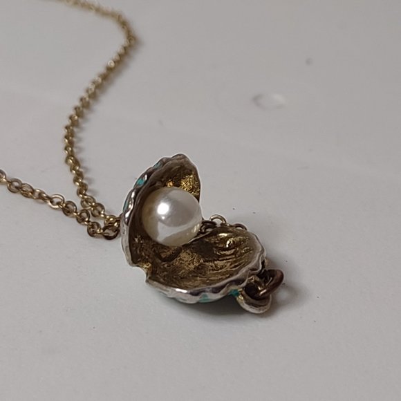 Clam Shell With Faux Pearl Pendant Necklace Adjustable 18 To 20 Inches Long - Picture 5 of 12